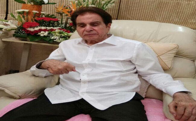 दिलीप कुमार की हालत काफी अच्छी, डायलिसिस पर नहीं हैं : चिकित्सक