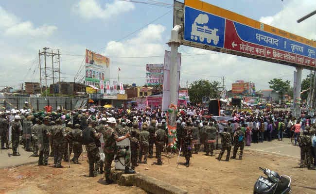 विधानसभा का घेराव करने पहुंची कांग्रेस का मंच टूटा, बड़े नेता बाल-बाल बचे