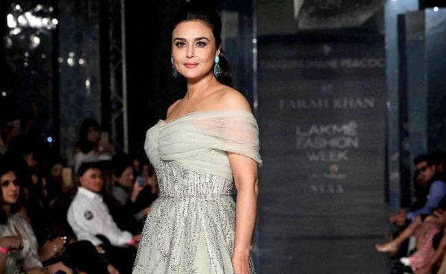 #LakmeFashionWeek2017: कुछ इस अंदाज में रैंप पर उतरी प्रीति जिंटा, देखें तसवीरें...