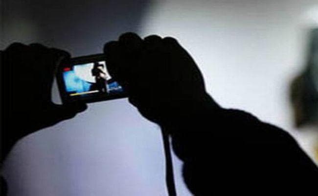 लड़की नहा रही थी, तीन सगे भाई बना रहे थे वीडियो, उसके बाद...