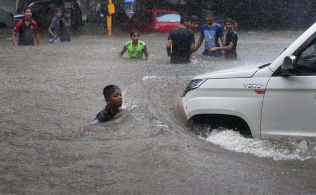 #MumbaiRain : तीन घंटे में 65 मिमी बारिश से मुंबई बेहाल, आज बंद रहेंगे शिक्षण संस्थान, मोदी ने दिया मदद का भरोसा