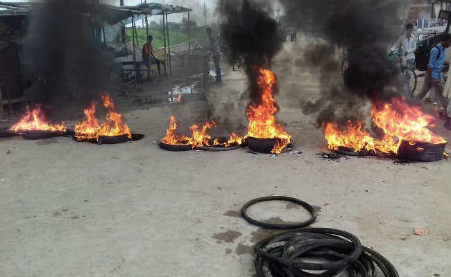 आवेदन देकर थक गये ग्रामीण, बिजली विभाग की अनदेखी से गयी युवक की जान