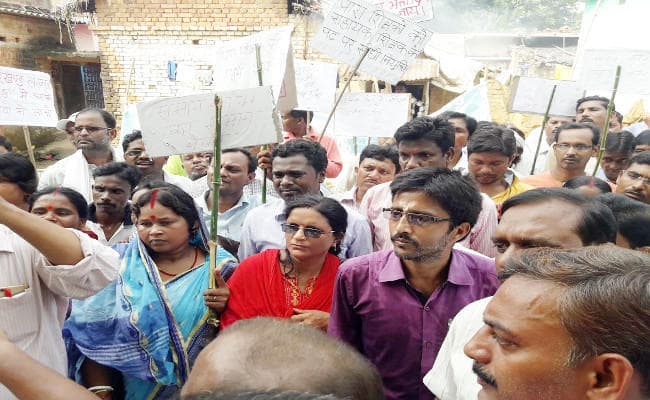 बोकारो : पारा शिक्षकों का गुस्सा उबाल पर, खेल मंत्री अमर बाउरी का आवास घेरा, रैली निकाली, नारेबाजी की