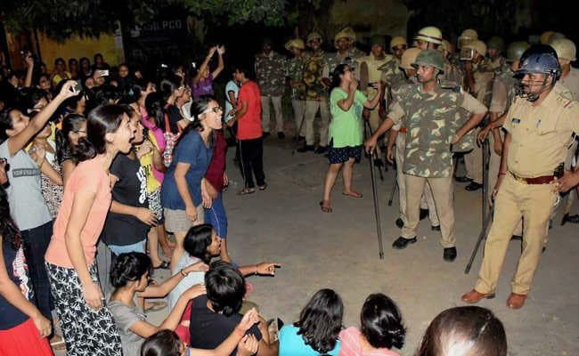 BHU का मुख्य द्वार बंद, वीसी की बर्खास्तगी को लेकर धरने पर बैठे छात्र