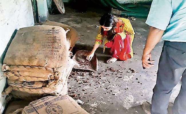 रांची : शराब के अवैध कारोबार में पुलिसकर्मी भी संलिप्त, एसडीओ गरिमा सिंह ने की छापेमारी