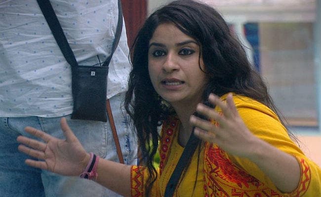 Bigg Boss 12: खान सिस्‍टर्स से भिड़ गईं सुरभि, अनूप जलोटा-जसलीन की मीठी नोंक-झोंक, VIDEO