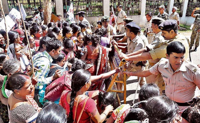 सीएम आवास घेरने जा रही रसोइयों को पुलिस ने पीटा, आज से स्कूलों में नहीं बनायेंगी खाना, दो लाख रसोइया हड़ताल पर