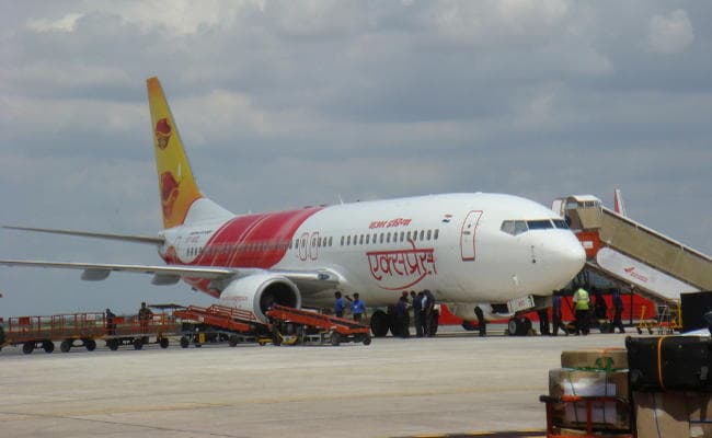 एयर इंडिया एक्सप्रेस का विमान दीवार से भिड़ा