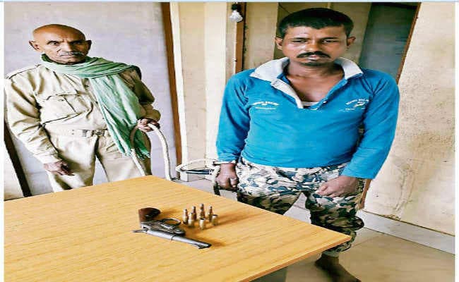 शराब विक्रेता ने पुिलस पर की फायरिंग