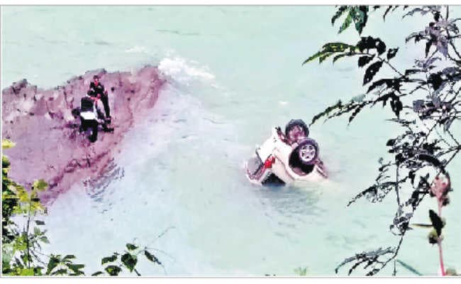 एनएच 10 पर बीएसएनएल की गाड़ी तीस्ता में गिरी एक की मौत, तीन अन्य घायल