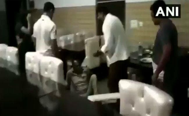 मेरठ : भाजपा  पार्षद ने दारोगा को दी गंदी गाली, जमकर पीटा, वीडियो वायरल