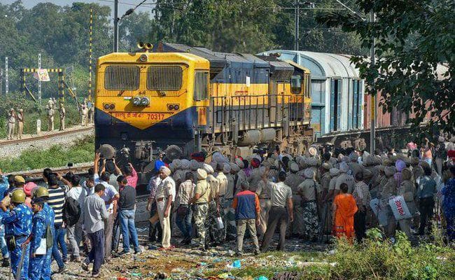 अमृतसर हादसा : पटरियों से हटाये गये प्रदर्शनकारी, 40 घंटे बाद बहाल हुई ट्रेन सेवाएं
