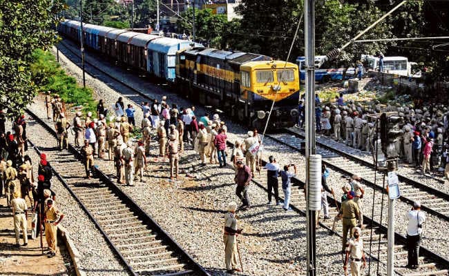 अमृतसर ट्रेन हादसा : मृतकों के आंकड़ों में हेरफेर का आरोप, पिता के शव को ढंकने के लिए लेने गया कपड़ा, लौटा तो लाश गायब