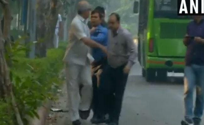 VIDEO: छुट्टी पर भेजे गये सीबीआइ डायरेक्टर आलोक वर्मा के घर के बाहर दिखे संदिग्ध, पुलिस ने दबोचा