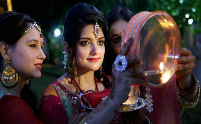 करवा चौथ शनिवार को, तैयारी में जुटीं महिलाएं, जानें पूजा का शुभ मुहूर्त