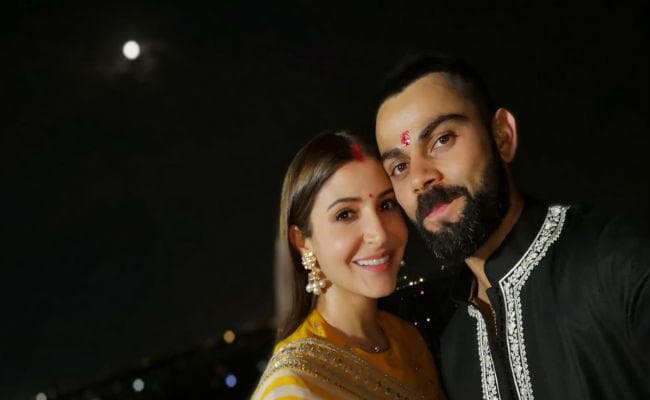 #KarvaChauth : शतक जड़कर पत्नी अनुष्‍का शर्मा के पास पहुंचे विराट कोहली और...