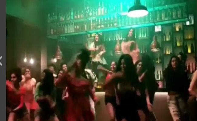 ...जब बार की टेबल पर चढ़कर जमकर नाचीं हरियाणवी छोरी  सपना चौधरी, देखें VIDEO