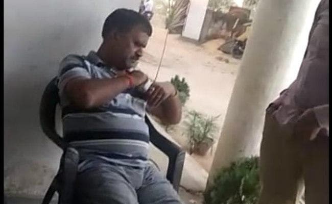 बड़कागांव : घुस लेते एसआई महेंद्र राम को एसपी ने किया सस्‍पेंड