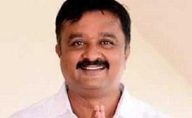 कर्नाटक में उपचुनाव : वोटिंग से दो दिन पहले भाजपा उम्मीदवार ने थामा कांग्रेस का दामन