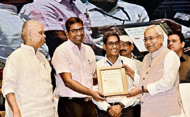 पटना : जर्जर तार बदलने व कृषि फीडर लगाने का काम 31 दिसंबर 2019 तक करें पूरा : नीतीश कुमार