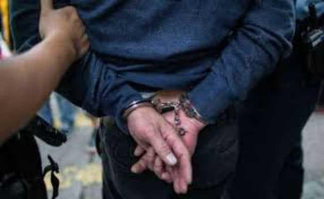 धर्मतल्ला बस स्टैंड से मिले विस्फोटक व आर्म्स, कोलकाता पुलिस के एआरएस विभाग की टीम ने किया अरेस्ट