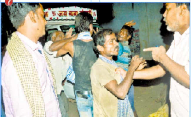 चोरी कर भागते दो धराये पीटा, किया पुलिस के हवाले