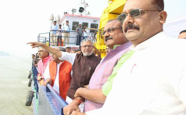 छठ घाटों का निरीक्षण कर सुरक्षा की पुख्ता व्यवस्था का उपमुख्यमंत्री ने दिया निर्देश