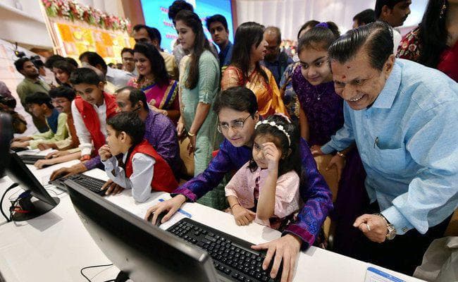 मुहूर्त सत्र में शेयर बाजार गुलजार, सेंसेक्स 245 और निफ्टी में 68 अंकों की बढ़ोतरी