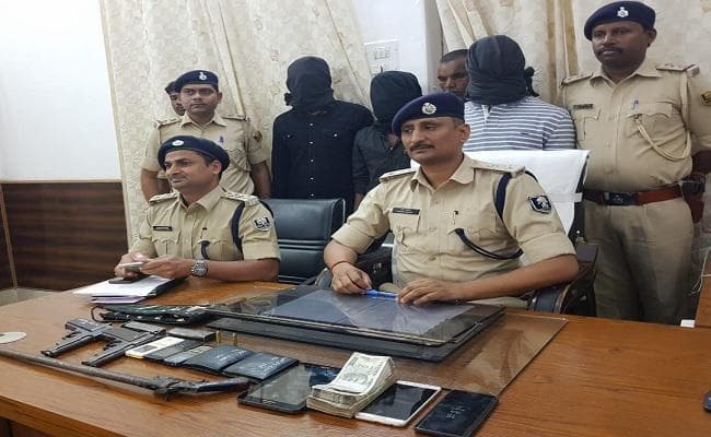 उत्तर बिहार का कुख्यात अपराधी कौशल सहित तीन गिरफ्तार, एक फरार