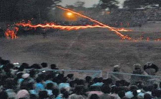 मध्यप्रदेश के हिंगोट युद्ध में ‘देसी रॉकेटों’ की बौछार, Video