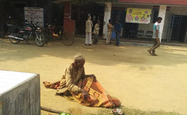 कैसे होगा लाचार बुजुर्ग का इलाज, एंबुलेंस ने किया गढ़वा ले जाने से इन्कार