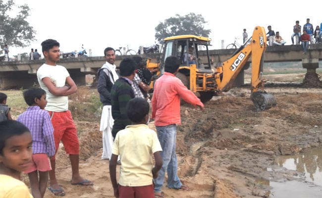 बड़कागांव : भाईचारगी व सौहार्द की मिसाल, मुस्लिमों ने बादम छठ घाट पर चलाया सफाई अभियान