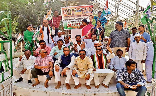 गांधी प्रतिमा स्थल पर जुटे कांग्रेसी कार्यकर्ता, लाठी चार्ज के विरोध में धरना-प्रदर्शन