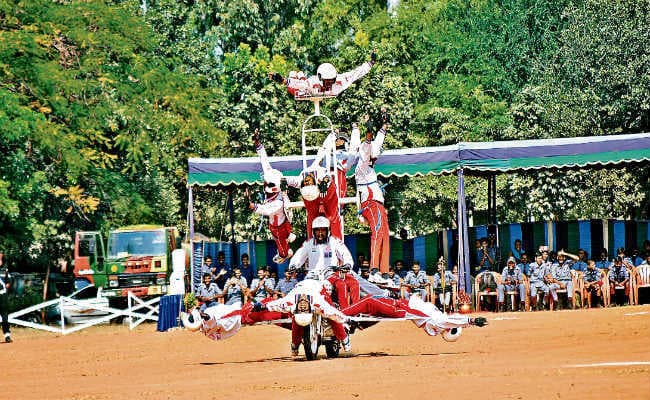 रांची : मोरहाबादी में नो योर आर्मी मेले का समापन, जवानों ने फायर रिंग से निकाली बाइक, तिरंगे को किया सेल्यूट