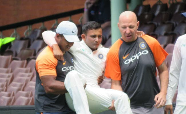 INDvsAUS : पृथ्वी साव को कंधे पर उठाकर मैदान के बाहर ले गये सहयोगी, नहीं खेलेंगे पहला टेस्ट