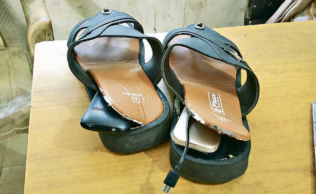 देवघर:  चप्पल में छिपाकर जेल ले जा रहा था मोबाइल फोन, दोनों मोबाइल को पुलिस ने किया जब्‍त