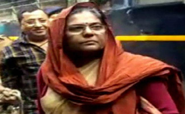 आर्म्स एक्ट में पेशी के लिए मंझौल कोर्ट लाये गये मंजू वर्मा और उनके पति चंद्रशेखर वर्मा