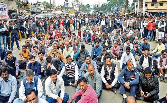 रांची : मुख्य सचिव का घेराव करने पहुंचे प्राथमिक शिक्षक, पुलिस ने बिरसा चौक पर ही रोका