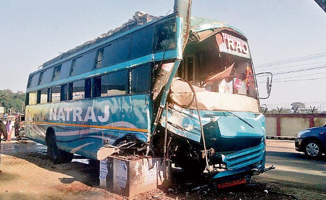 रांची : होर्डिंग के खंभे से टकरायी बस, बाल-बाल बचे यात्री