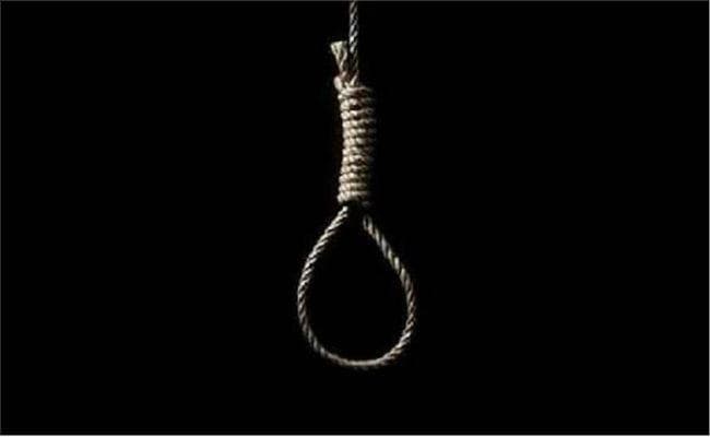 OMG! गरीबी से तंग आकर फांसी पर झूली गर्भवती महिला ने दिया बच्चे को जन्म