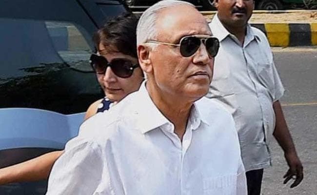 वीवीआईपी हेलीकाॅप्टर मामला : पूर्व वायुसेना प्रमुख त्यागी, रिश्तेदार को विदेश जाने की अनुमति