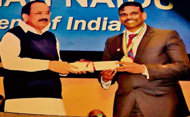 एसपी को उप राष्ट्रपति के हाथों मिला चैंपियन ऑफ चेंज अवार्ड, लोहरदगा में नक्सलियों के खिलाफ चलाये गये अभियान के लिए मिला अवार्ड