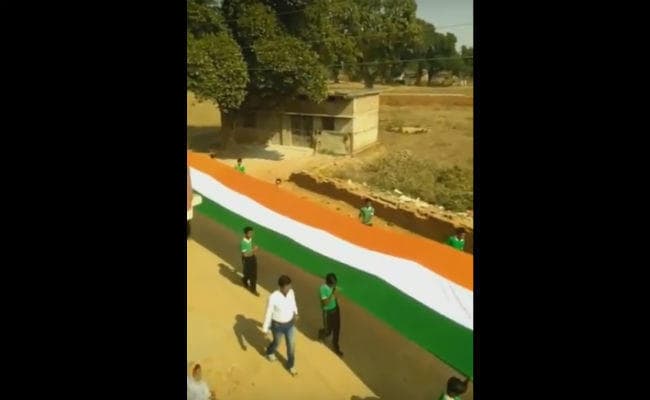 VIDEO : बोकारो के एक स्‍कूल ने झांकी में निकाला 300 फिट लंबा झंडा, आधा दर्जन गांव भी हुए शामिल
