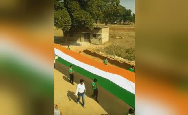 VIDEO : बोकारो के एक स्‍कूल ने झांकी में निकाला 300 फिट लंबा झंडा, आधा दर्जन गांव भी हुए शामिल