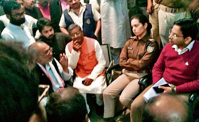 झारखंड : कांग्रेस जिलाध्यक्ष हत्याकांड, विरोध में विपक्ष एकजुट, विधि-व्यवस्था पर उठाये सवाल