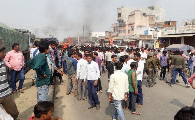 IN PICS : चौपारण में शिवलिंग की चोरी के बाद जीटी रोड पर पुलिस-पब्लिक के बीच झड़प