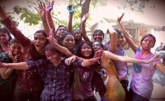 उड़ रहे हैं रंग, देशभर में होली की धूम