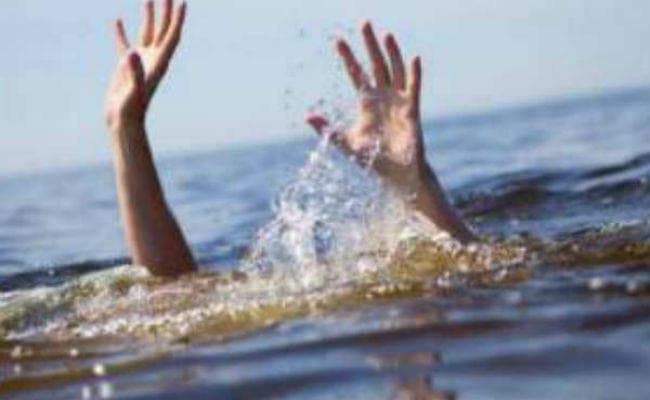 बरही : सेल्फी ले रहा था नाव पलटी, युवक डूबा