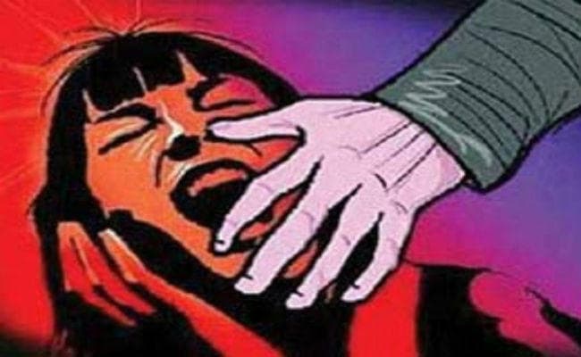 झारखंड : पुलिस के दो जवानों ने शादीशुदा महिला के साथ किया गैंग रेप, प्राथमिकी दर्ज