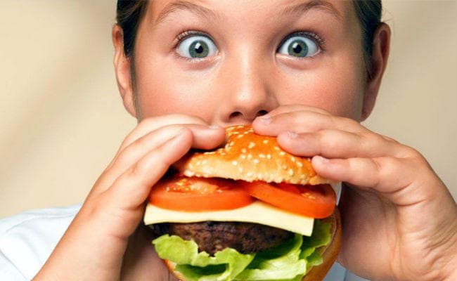 फास्टफूड खाने से मोटे तो होंगे ही, हॉर्मोन असंतुलन से होगा यह हाल